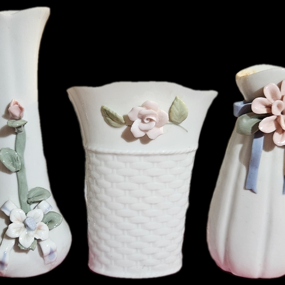 Vintage Set of 3 bud vases with raised flower in different sizes and patterns. - Picture 2 of 16